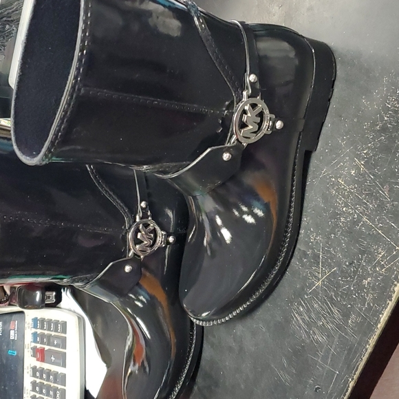 Authentic MICHAEL KORS Black Short Rain Boots - Picture 2 of 6